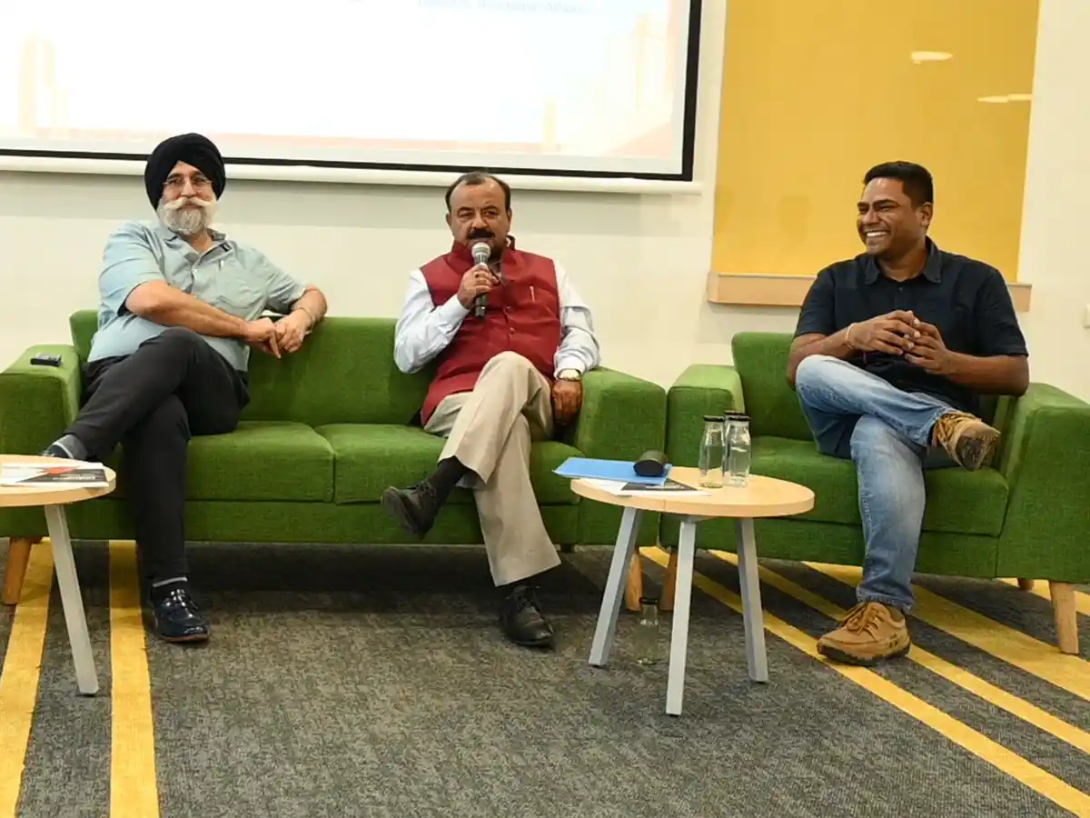 ISB expert mentoring students in entrepreneurship session